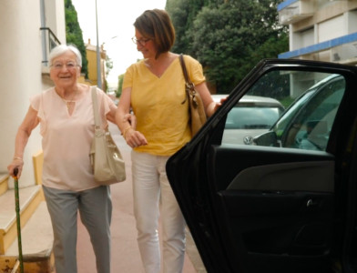 Conduisez des personnes âgées à des sorties culturelles