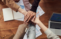 Développez notre stratégie de subventions et de partenariats publics/privés